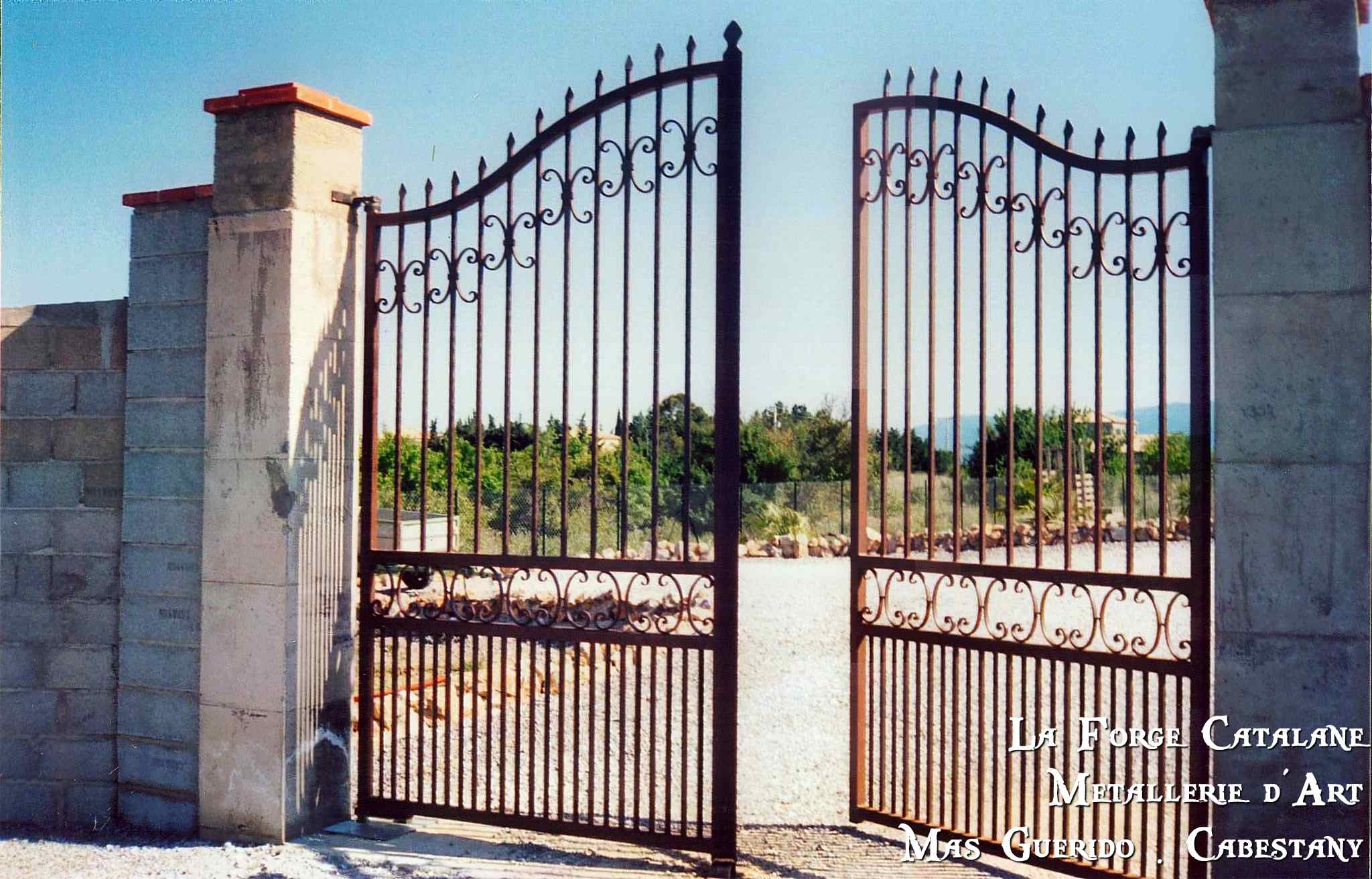 portail cintre barreaudage vertical pointes forgees  forge catalane.jpg